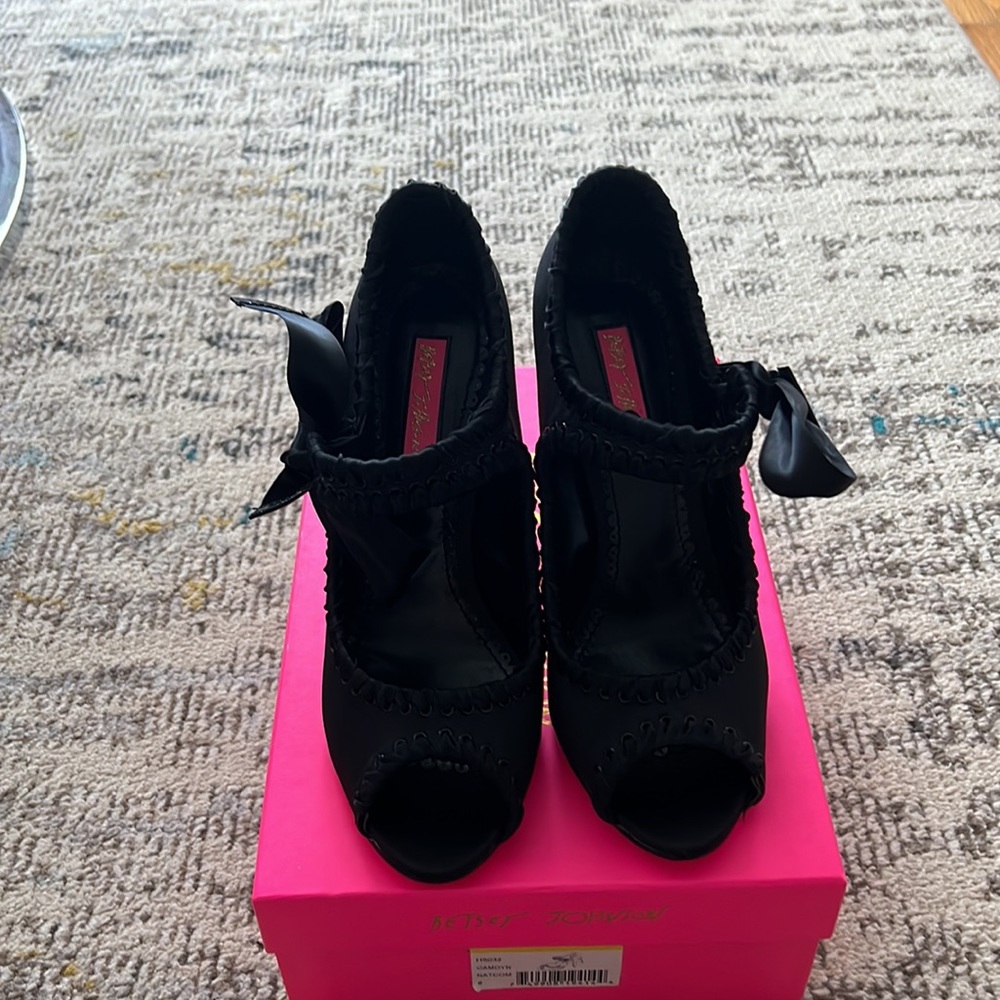 Betsey Johnson used shoes, good condition. Size 8 - Picture 2 of 5